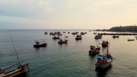 Vista-De-Pájaro-De-Los-Clásicos-Barcos-De-Pescadores-De-Sri-Lanka-Atracados-En-El-Puerto-De-Weligama-Durante-La-Puesta-De-Sol---Sri-Lanka