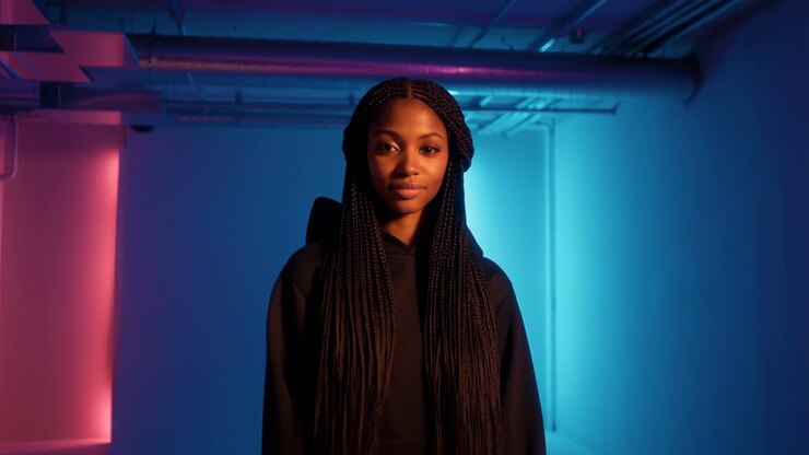 Portræt af ung kvinde i neonoplyst rum
