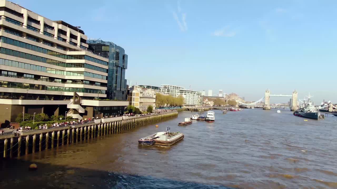 런던 강변을 걷는 사람들