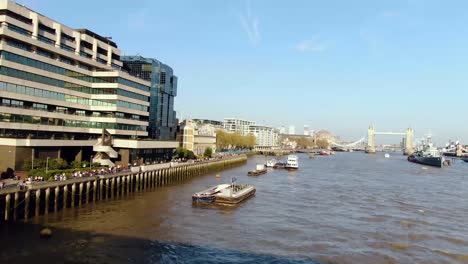 Gente-Caminando-Junto-Al-Río-En-Londres