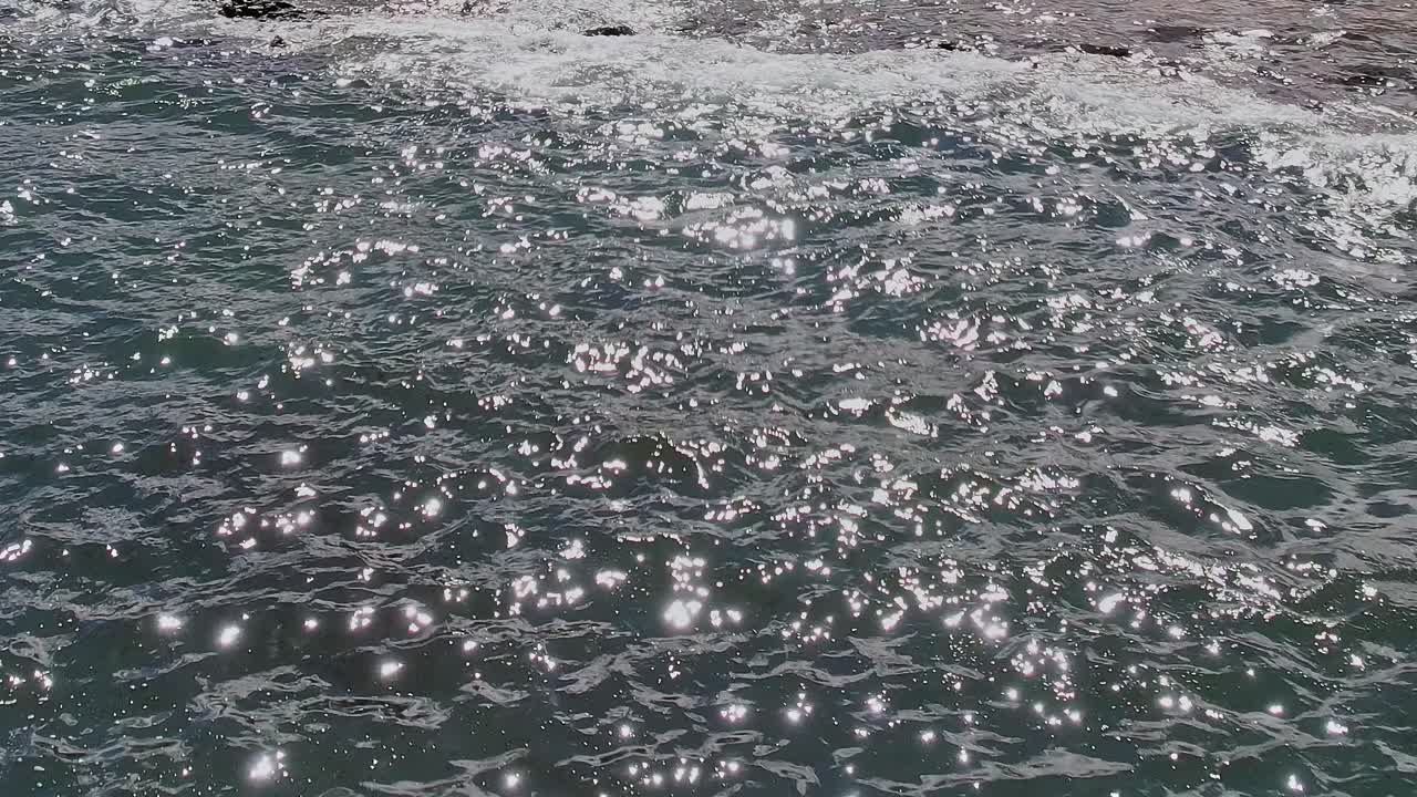 Golven slaan op een rotsachtige kust op de Canarische Eilanden, Spanje op een zonnige dag