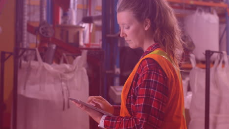 animación de una trabajadora caucásica usando una tableta en un almacén