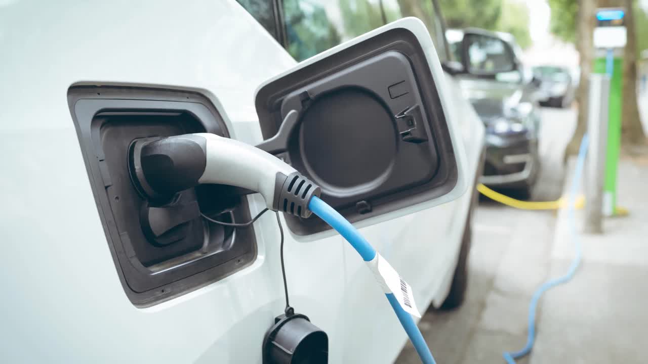 Elektrikli araç şarj istasyonunda şarj olan elektrikli araba.