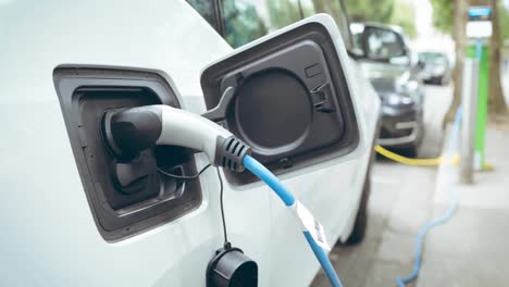 Coche-Eléctrico-Cargando-En-La-Estación-De-Carga-De-Vehículos-Eléctricos.