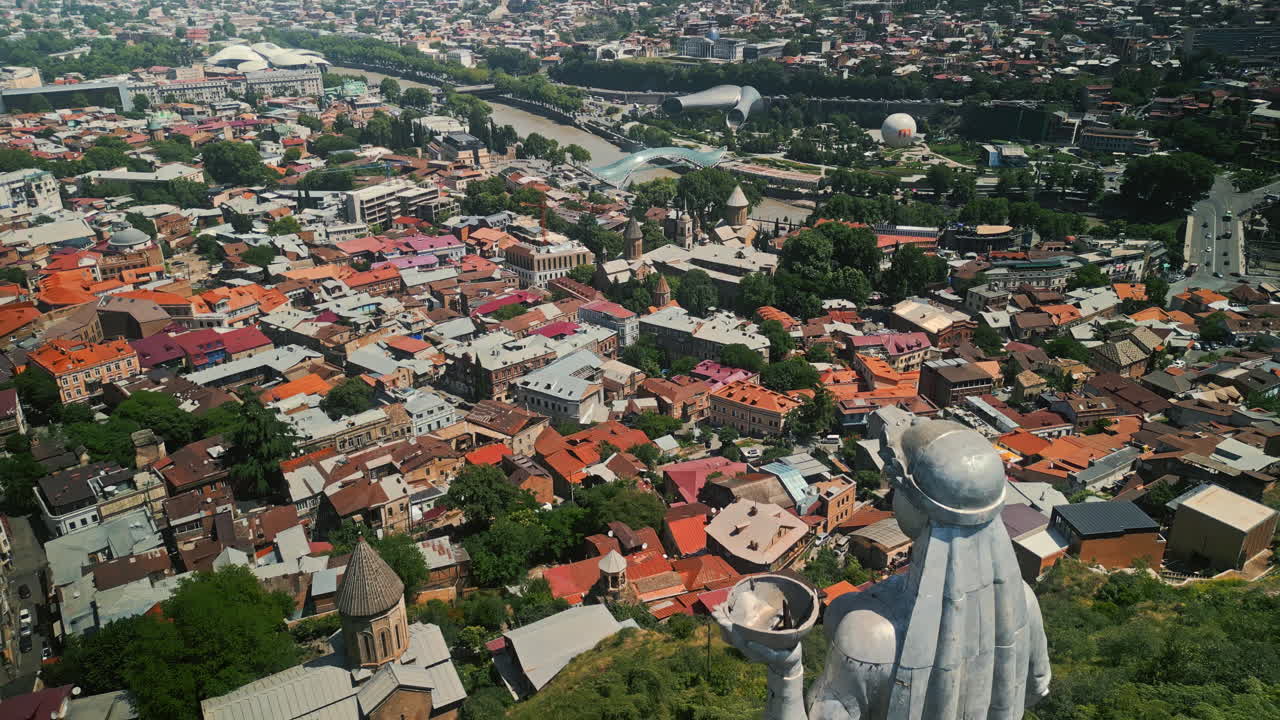 Letecký pohled na Tbilisi v Gruzii, představující panorama města s řekou Mtkvari a historickou architekturou