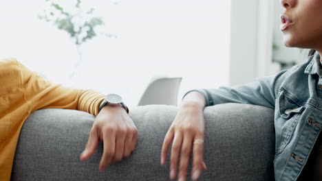discusión, manos y primer plano de una pareja en un sofá
