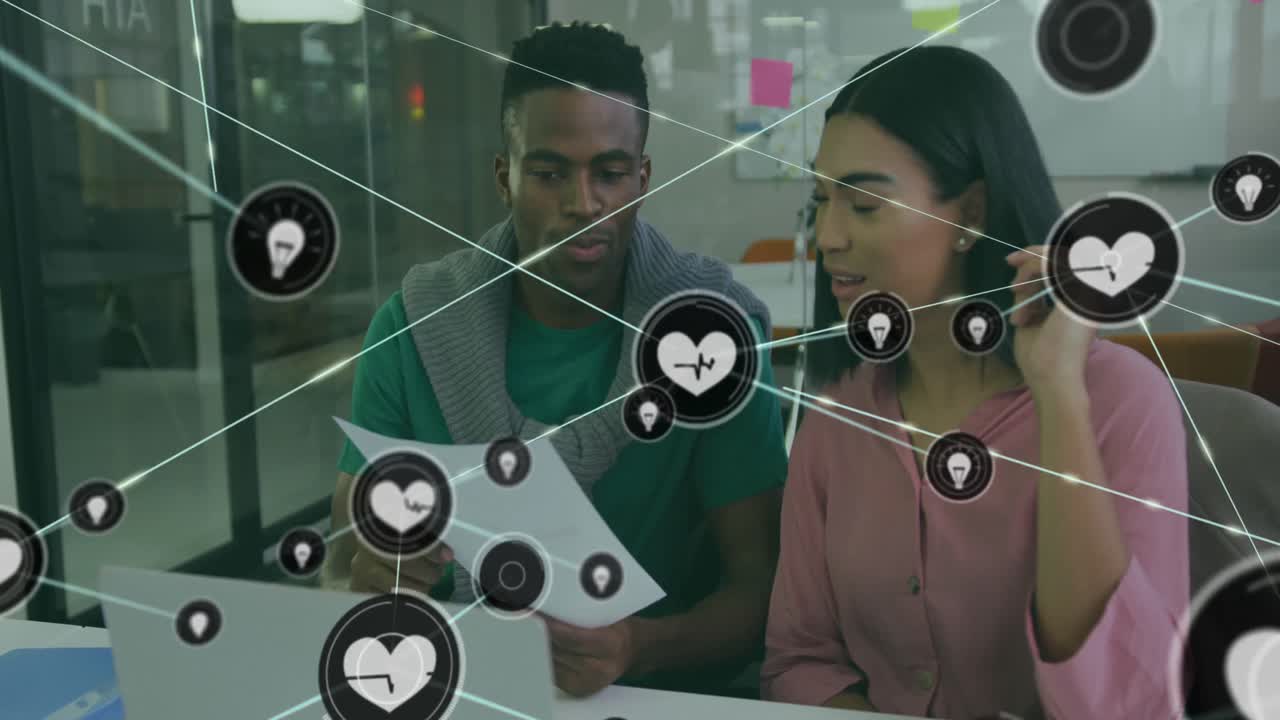 animación de iconos conectados con líneas sobre diversos compañeros de trabajo discutiendo informes en la oficina.