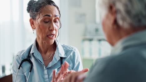 el médico hablando con el paciente en la clínica