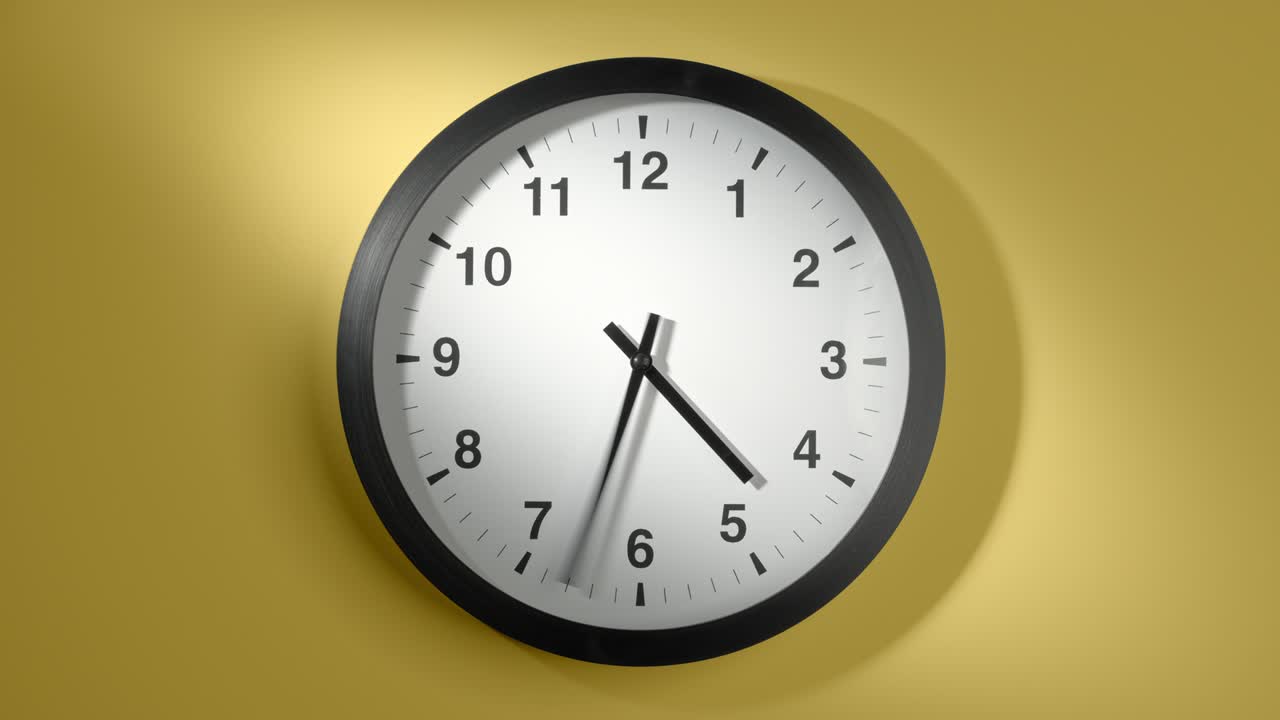 reloj en la pared amarilla en el lapso de tiempo