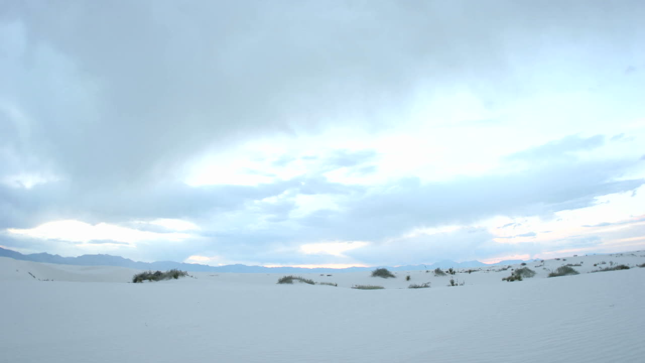 저속촬영 구름이 백사장 국립기념물을 하루종일 밤까지 지나간다