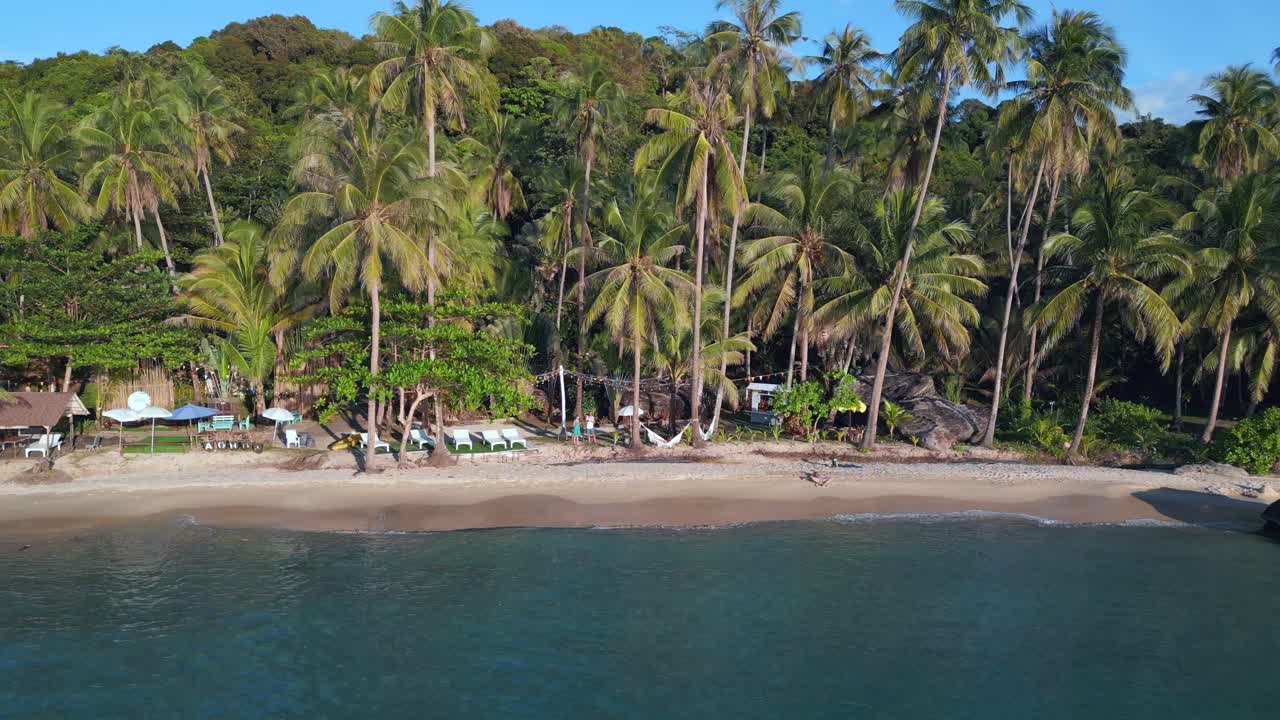 muelle de madera con cabaña en la playa ao noi
