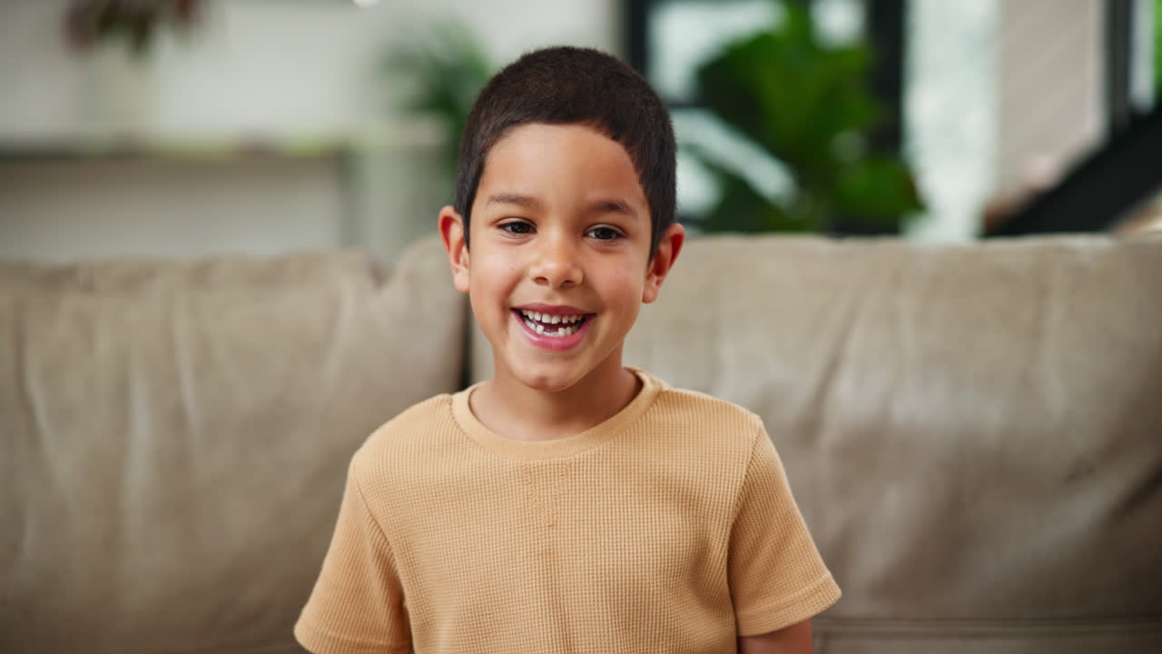 niño sonriente en un sofá