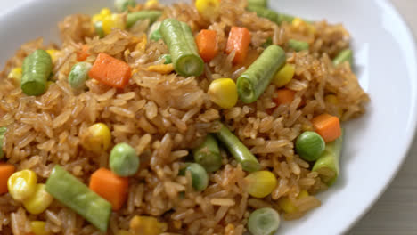 Arroz-Frito-Con-Guisantes,-Zanahoria-Y-Maíz---Estilo-De-Comida-Vegetariana-Y-Saludable