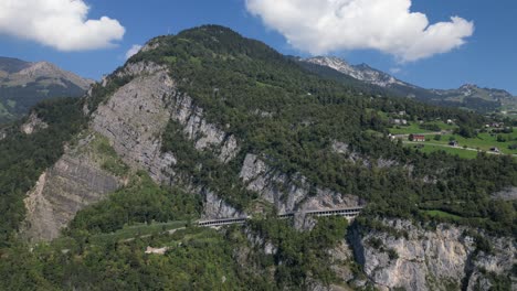 paisaje de verano, montaña con cielo azul en la región de walensee