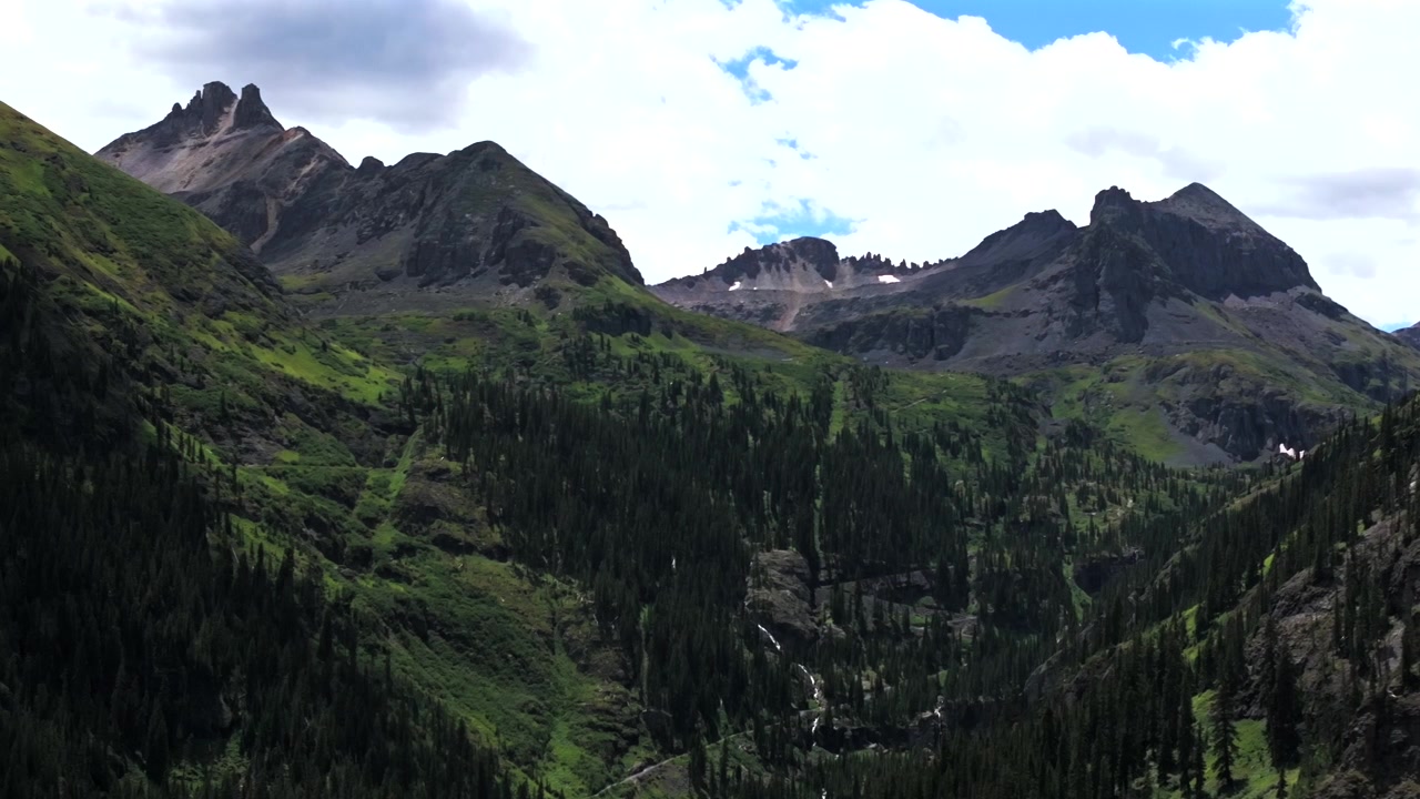 Yankee Boy Basin, pendakian 4x4, langit biru, lembah tebing, gerakan melingkar drone udara ke kanan, Ouray, Ridgway, musim panas yang menakjubkan, Telluride, Colorado, Box Canyon, Jalan Black Bear Pass, Air Terjun Bridal Veil, Hutan Aspen.