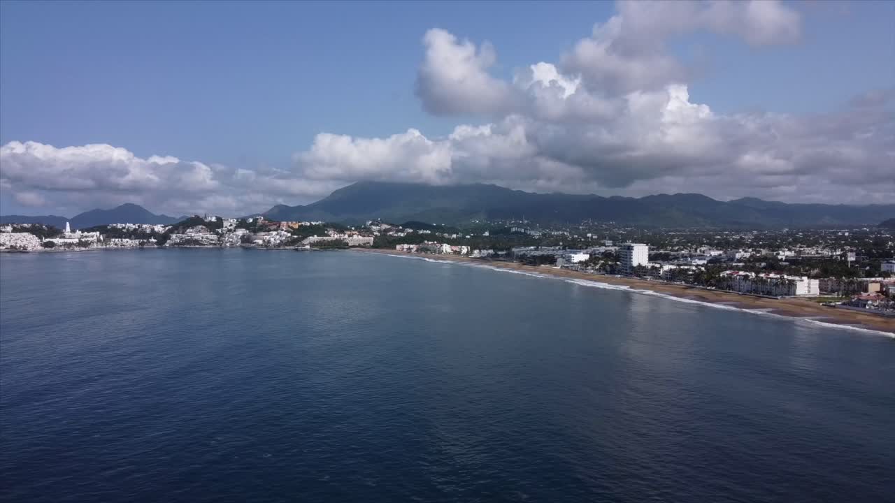imágenes aéreas de drones del hermoso paisaje que rodea el puerto de manzanillo en méxico durante un día de verano