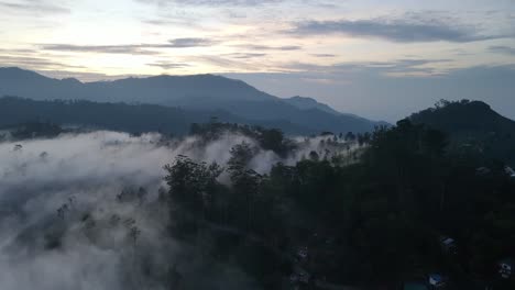 Luftdrohne,-Die-Sich-Bei-Sonnenaufgang-über-Dem-Aussichtspunkt-Little-Adams-Peak-In-Sri-Lanka-Dreht