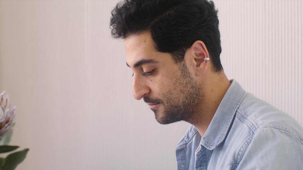 vista lateral de un hombre guapo