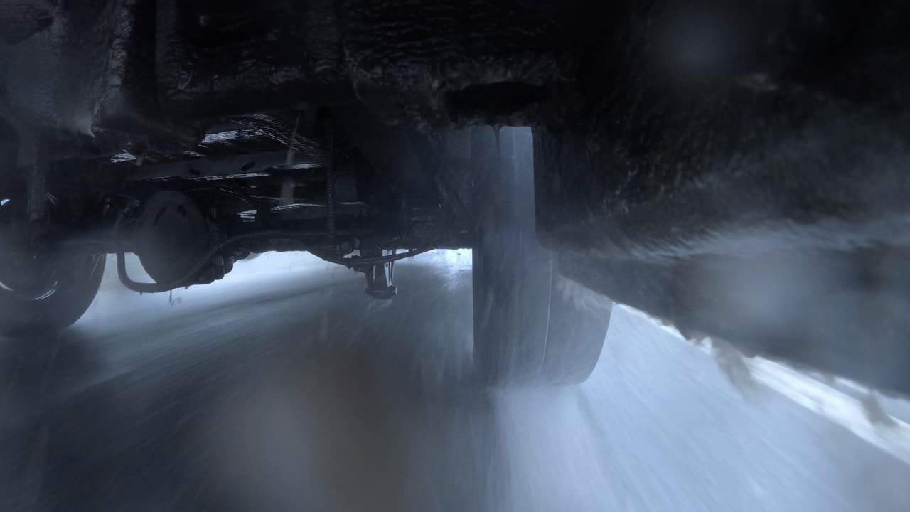 은 아일랜드 도로에서 타임 스 스타일로 운전하는 배달 밴의 축 아래