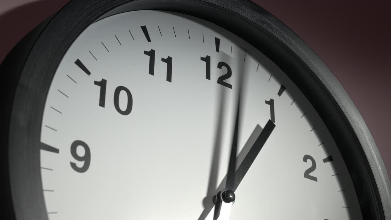 reloj en la pared marrón en el lapso de tiempo