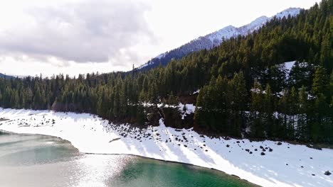 vista panorámica del banco de nieve del lago kachess y el bosque perenne en el estado de washington