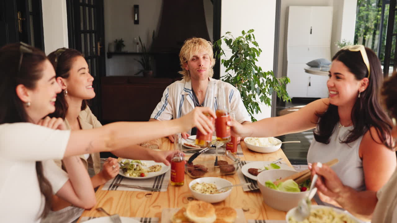 Grupo de amigos comiendo y socializando en una mesa de comedor