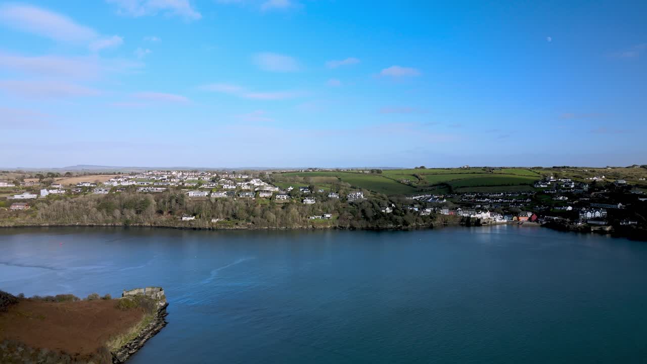 찰스 요새와 제임스 요새, 킨세일 항구와 마을이 있는 강 밴던 커브와 서머코브 마을의 공중 파노라마