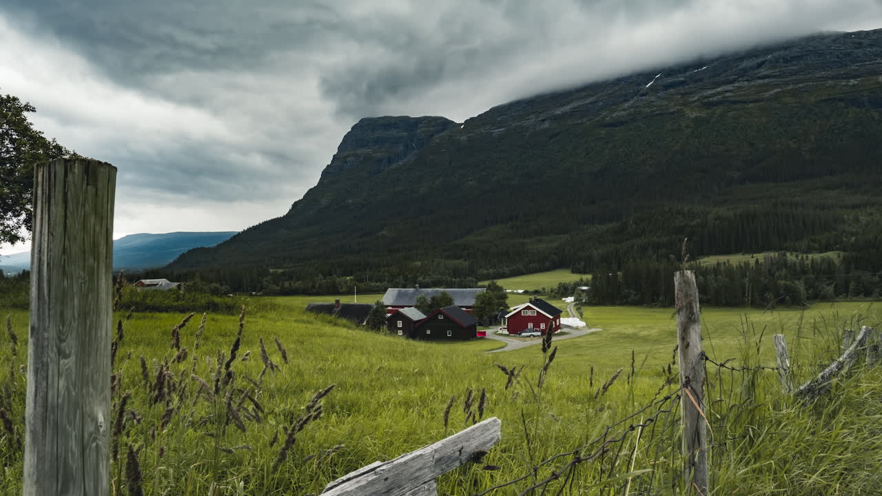 casa de campo ubicada en la ladera de la montaña con un extenso campo verde y magníficas vistas en noruega hemesdal - tiro de lapso de tiempo