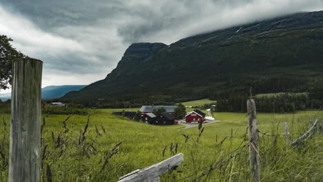 Casa-De-Campo-Ubicada-En-La-Ladera-De-La-Montaña-Con-Un-Extenso-Campo-Verde-Y-Magníficas-Vistas-En-Noruega-Hemesdal---Tiro-De-Lapso-De-Tiempo