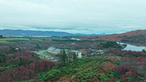 Drohnenüberführung-Hotel-Am-Sneem-Ring-Of-Kerry,-Irland-An-Einem-Kalten-Herbstmorgen