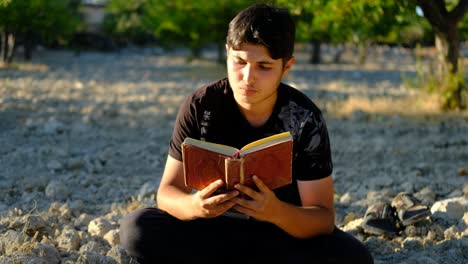 Teenager-Liest-Koran-Im-Garten