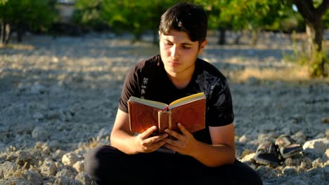adolescente leyendo el corán en el jardín