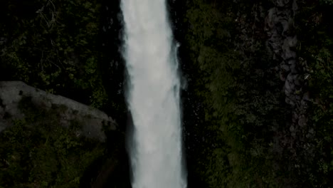 vista de arriba hacia abajo del caldero del diablo en baños de agua santa, ecuador - tiro de drone