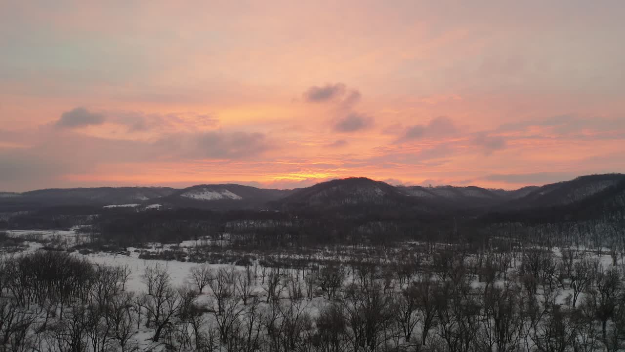 amanecer o atardecer de invierno sobre un paisaje congelado