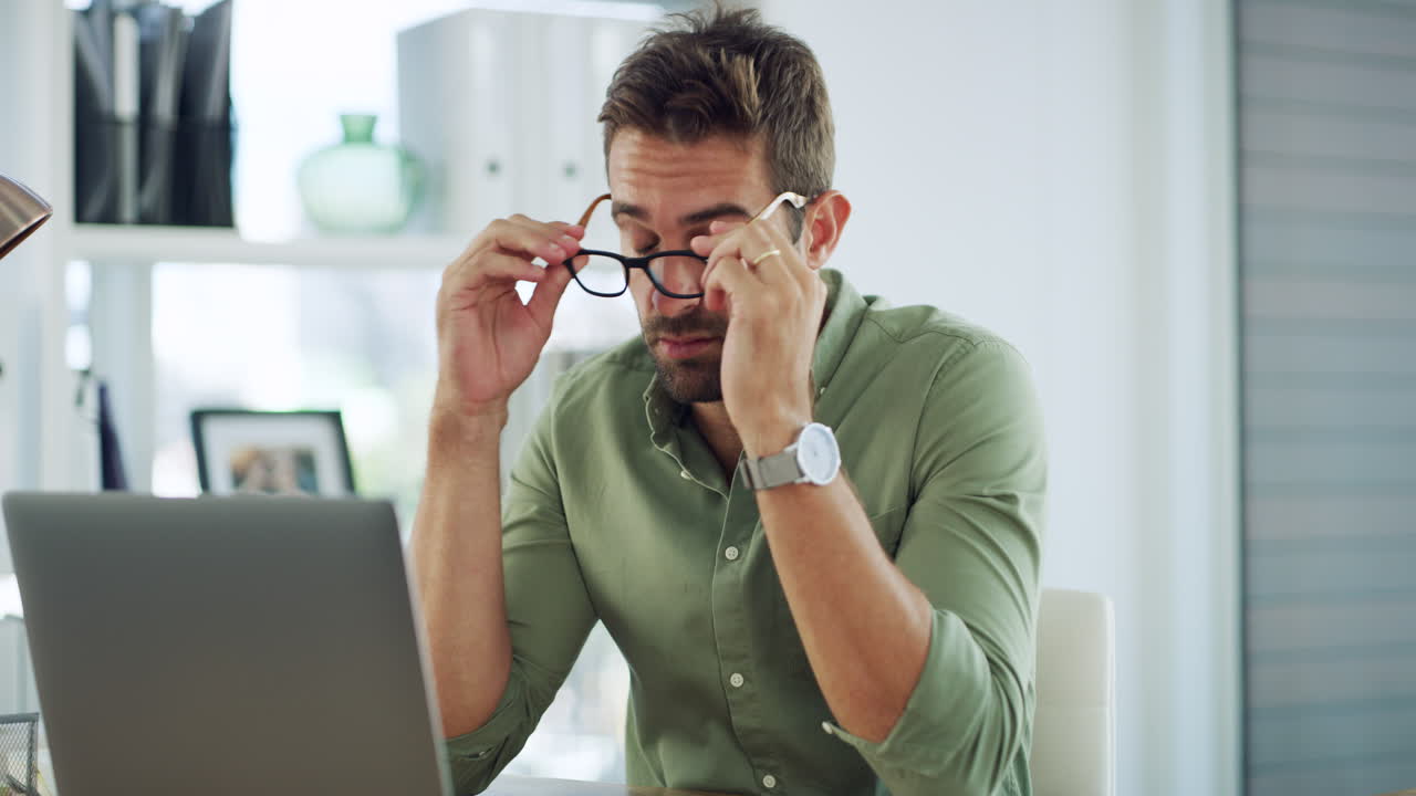 hombre de negocios estresado en el trabajo