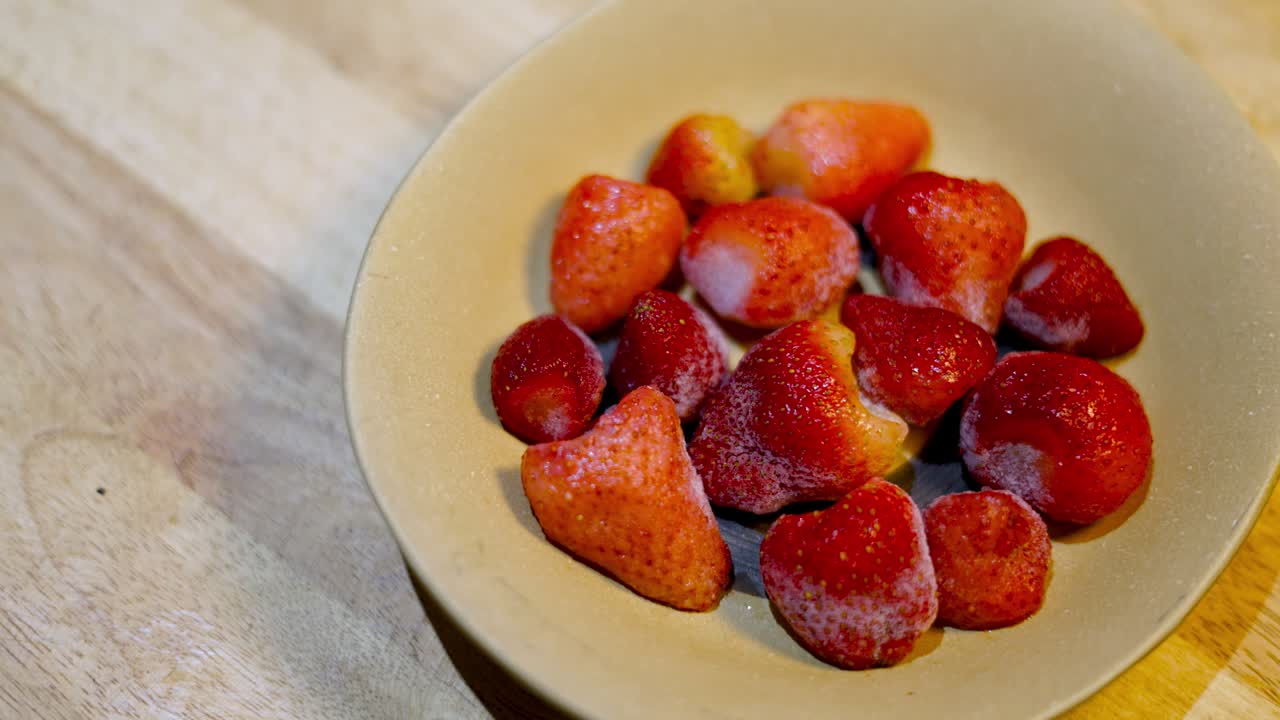 얼어붙은 딸기 한 그을 녹여 시간 지연