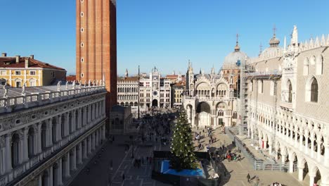 Vista-Aérea-Panorámica-De-La-Basílica,-El-Palacio-Ducal-Y-El-Campanario-De-La-Basílica.