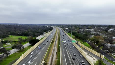 Vista-Aérea-Del-Tráfico-En-Una-Autopista-De-Varios-Carriles,-Día-Nublado-De-Otoño-En-Austin,-Tx,-Estados-Unidos