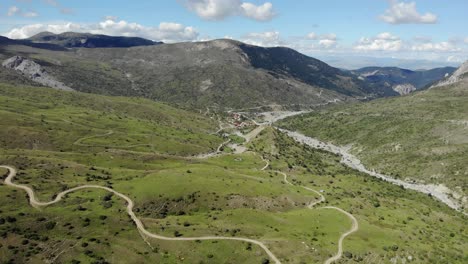 drone aéreo disparó country road pueblo de montaña en la distancia soleado