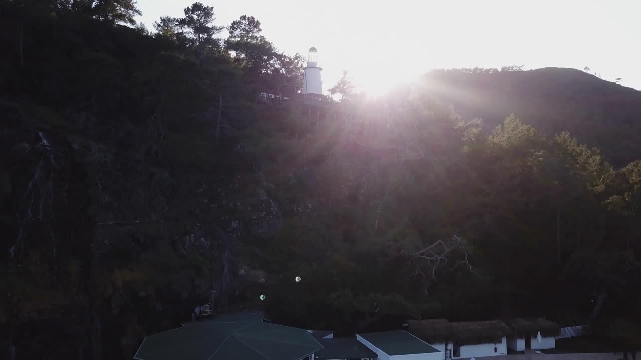 해가 지는 산 꼭대기 에 있는 등대