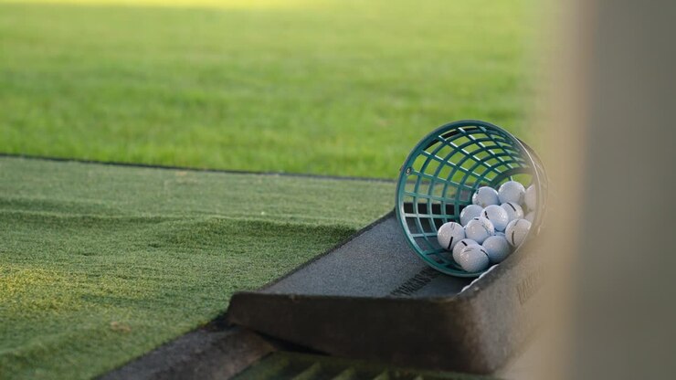 Palla da golf colpita sul campo pratica - Primo piano.