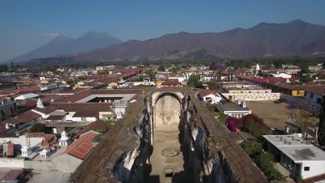 una antena ascendente del colegio de san lucas de la iglesia de la compañía de jesús en antigua guatemala destruida por los terremotos 2