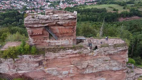 Toma-Aérea-De-Drones-De-La-Ruina-Del-Castillo-Burg-Drachenfels-Cerca-De-Busenberg-En-El-Bosque-Del-Palatinado,-Alemania