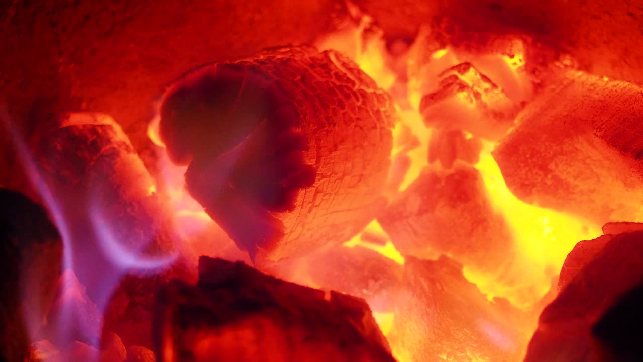 cerrar el fuego rojo caliente quemando carbón y chispas