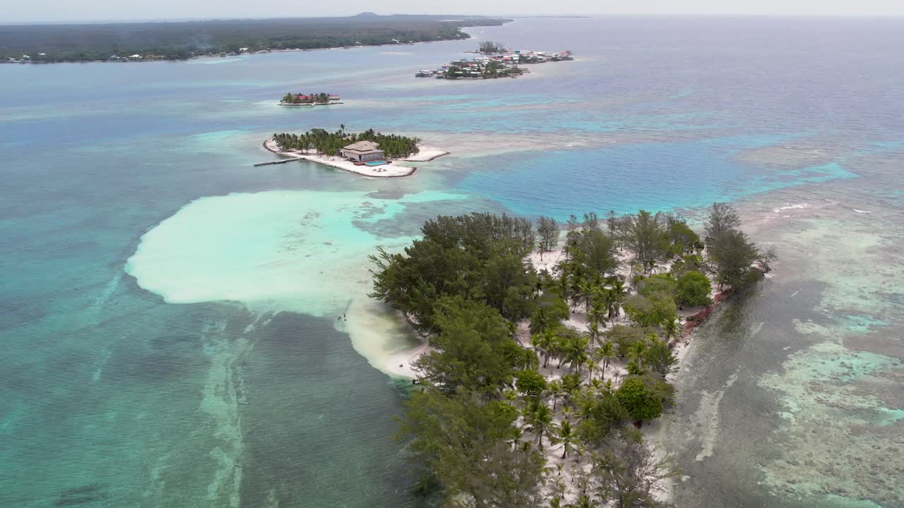 vista aérea de las hermosas islas de la bahía de utila, water cay, utila cay, jewel cay en atlantida, honduras