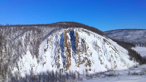 sobrevuelo de drones cerca de una hermosa montaña en invierno