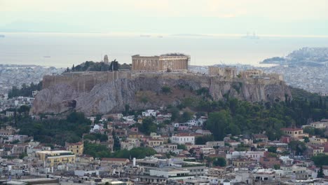 hermoso paisaje de la acrópolis de atenas con el pueblo de plaka en la ladera, grecia