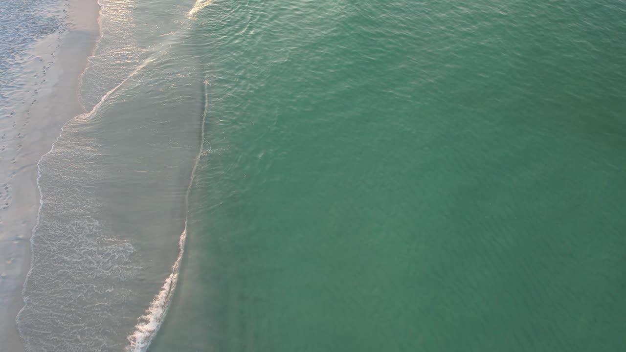 воздушный вид мексиканского залива волны на пенсакола, флорида пляж пан до восхода солнца и пушистые облака