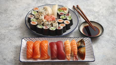 Asiatisches-Speisensortiment-Verschiedene-Sushi-Rollen-Auf-Keramikplatten-Gelegt