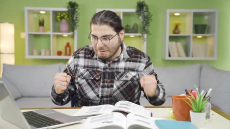 un joven deprimido que tiene una crisis nerviosa.